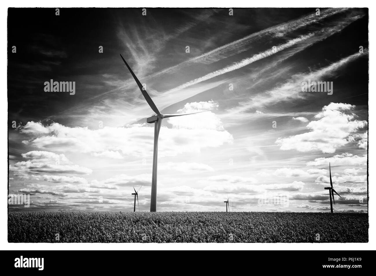 Immagine in bianco e nero di turbine a vento sulla collina che affaccia su Rotherham Sheffield e vicino Whiston South Yorkshire. Foto Stock