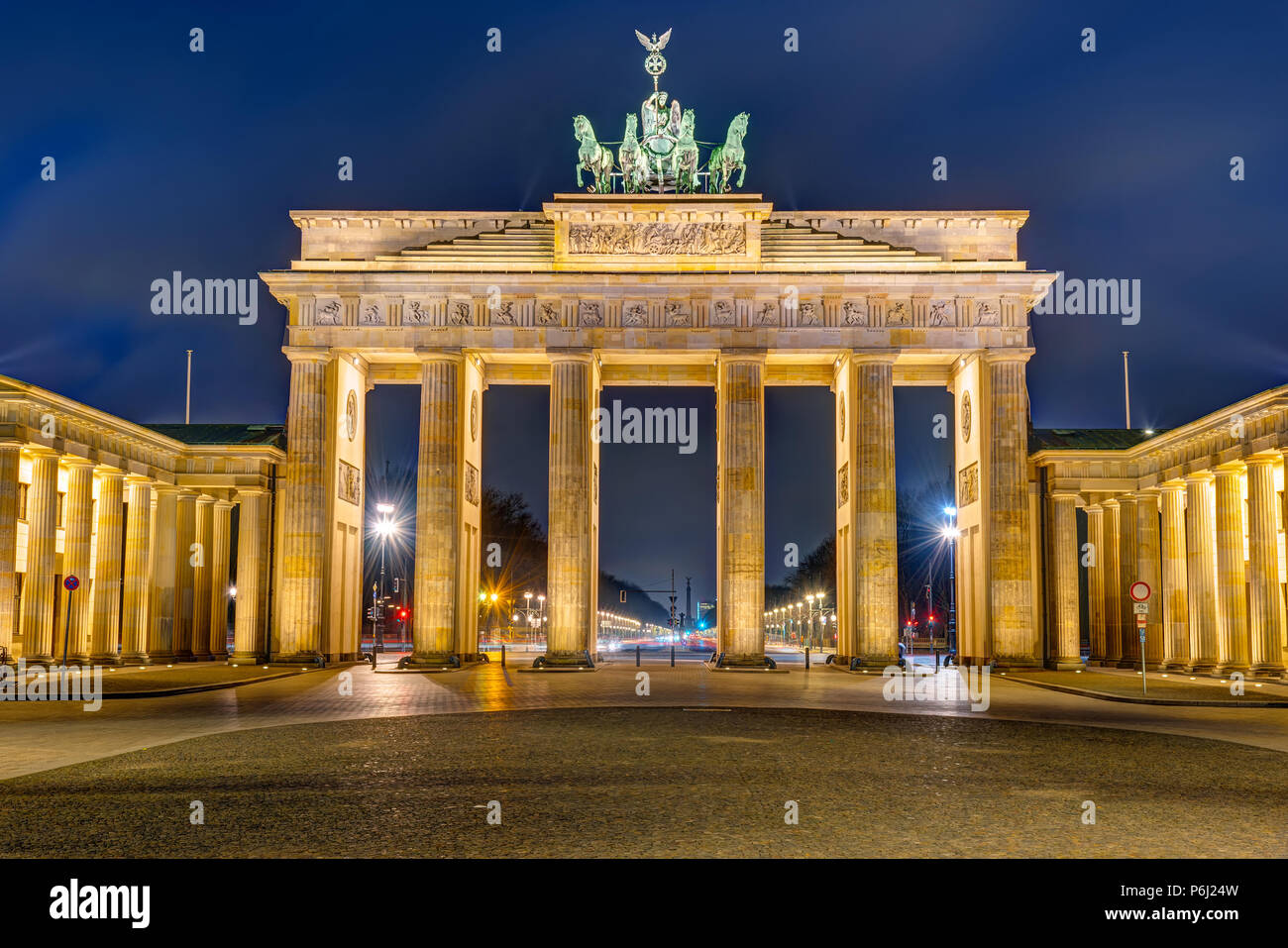 Gli illuminati Porta di Brandeburgo a Berlino di notte Foto Stock