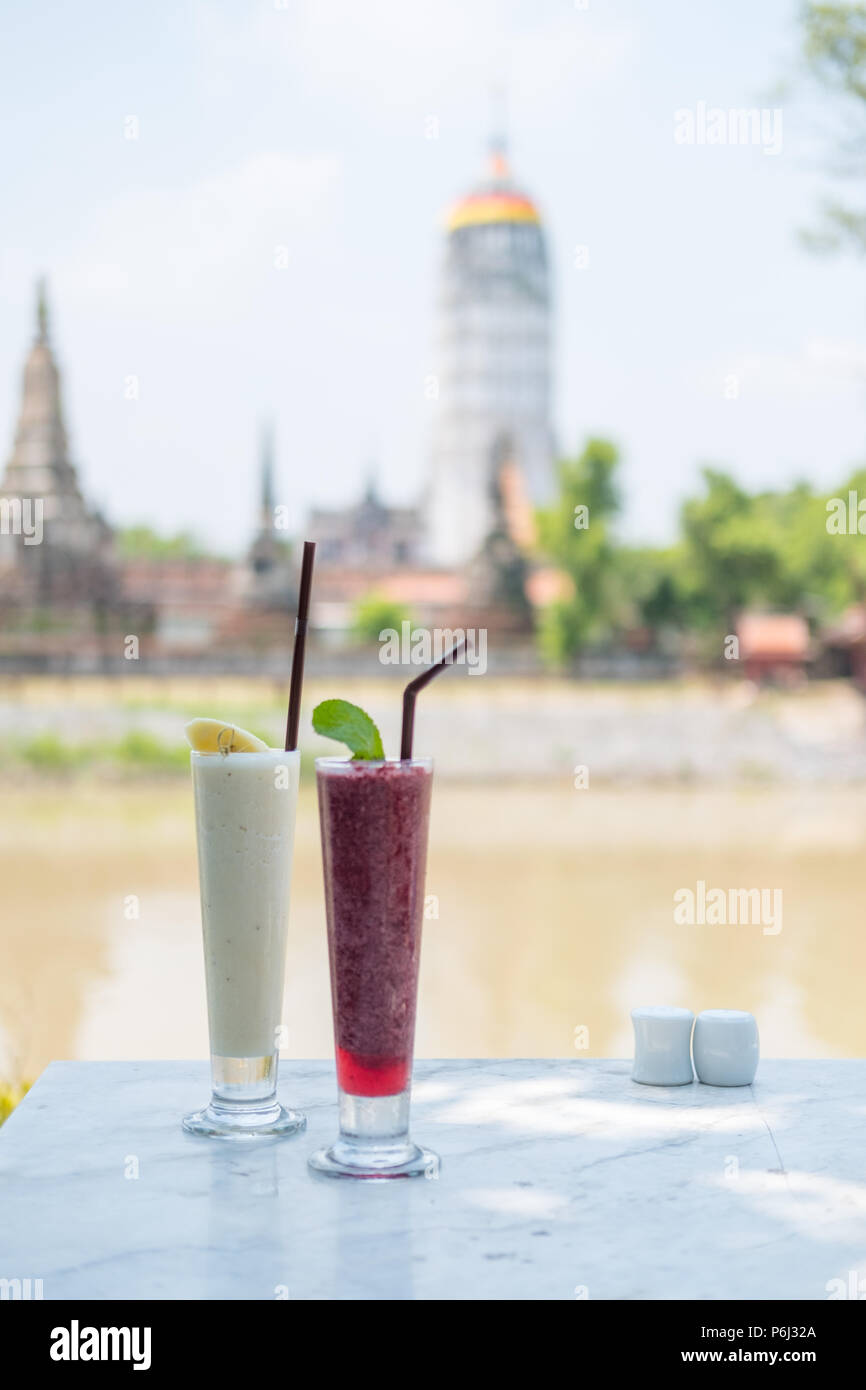 Succo di frutta con Wat Phutthaisawan sullo sfondo. in Ayutthaya, Thailandia Foto Stock