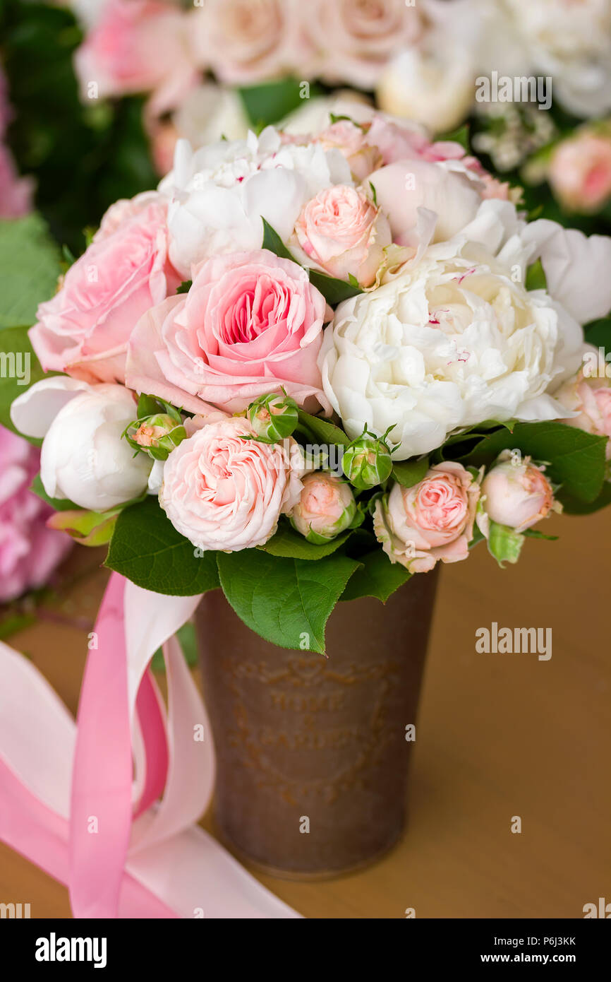 Fiore all'occhiello di peonia ed eucalipto: romantico bouquet da sposa per gli sposi - Italia