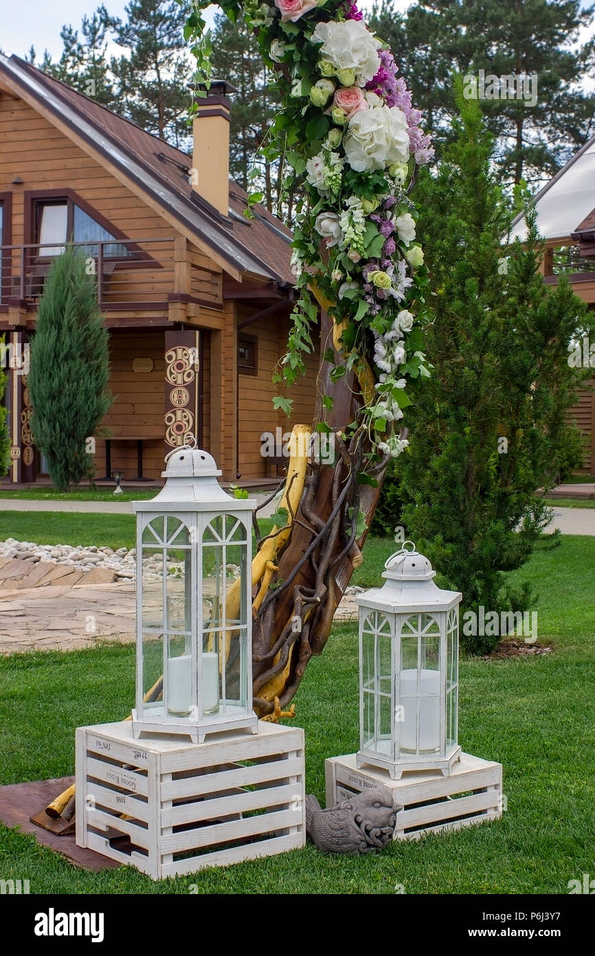 Due Lanterne bianco nei pressi di cerimonia nuziale arch Foto Stock