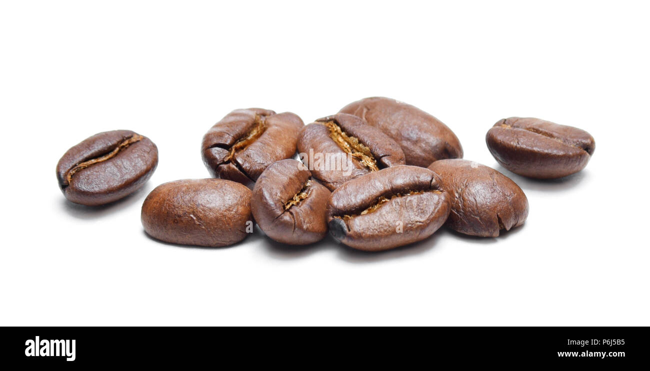 Caffè torrefatto in grani, isolato su sfondo bianco. Close-up shot di deliziosi chicchi di Arabica, pila o un gruppo di oggetti, tagliati fuori. Foto Stock