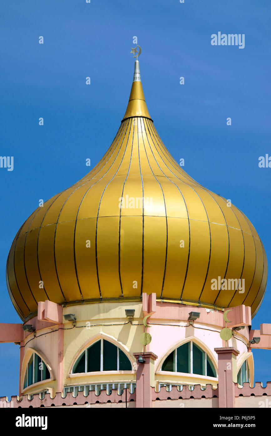Golden cupola a cipolla Masjid moschea Bandaraya Kuching Sarawak Malaysia Foto Stock