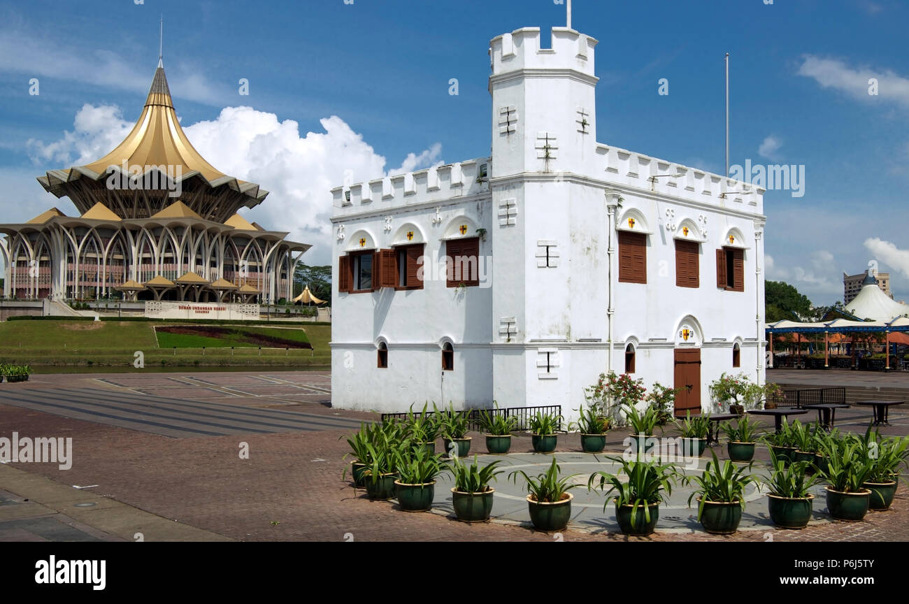 Torre quadrata una volta fortezza e prigione e Sarawak Stato edificio gruppo Kuching Sarawak Malaysia Foto Stock