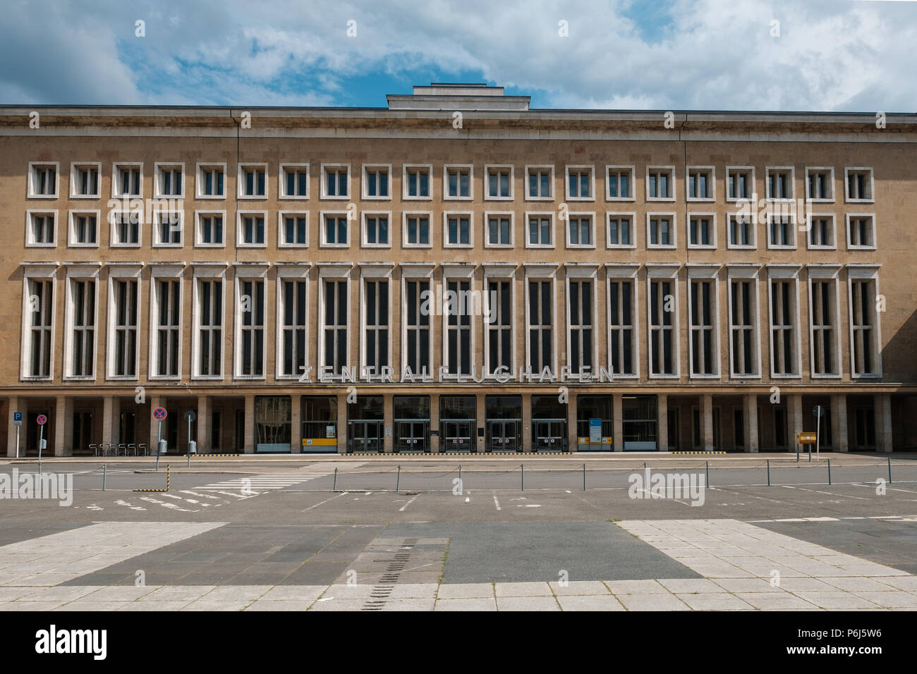 Berlino, Germania - Giugno 2018: Tempelhof Aeroporto Internazionale (Flughafen Tempelhof), un ex aeroporto di Berlino, Germania Foto Stock