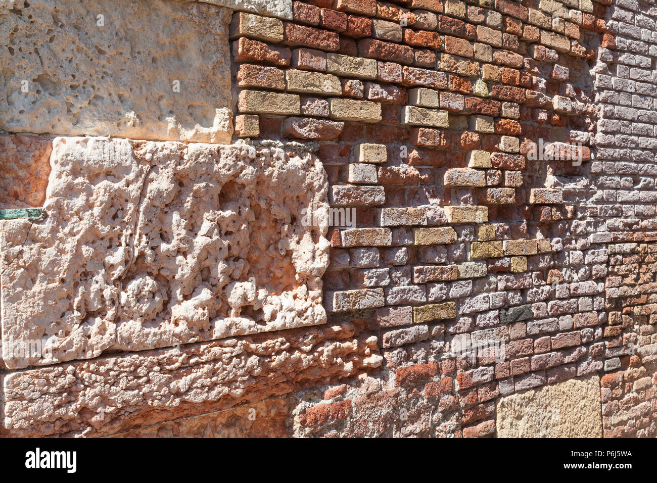 La degradazione di sale di antichi mattoni e marmo in Venezia, Italia da ripetuti allagamenti da acqua alta salata. Telaio completo mostra danno di erosione Foto Stock