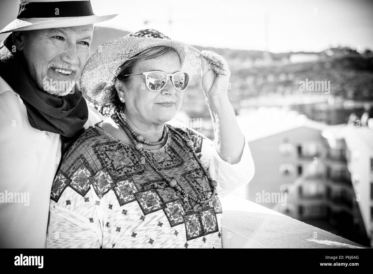 Bella bella coppia senior caucasian in outdoor le attività per il tempo libero soggiorno felice insieme abbracciato dopo una intera vita insieme nella felicità. vacanza sty Foto Stock