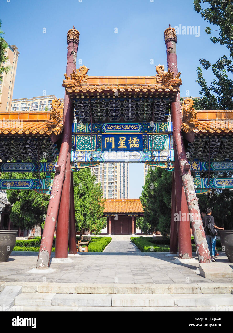 Cinese tradizionale archway nel Tempio di Confucio di Tianjin, Cina Foto Stock