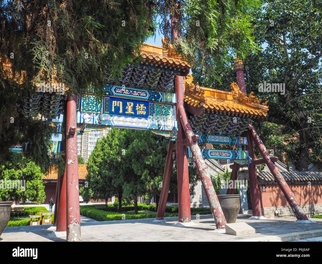 Cinese tradizionale archway nel Tempio di Confucio di Tianjin, Cina Foto Stock