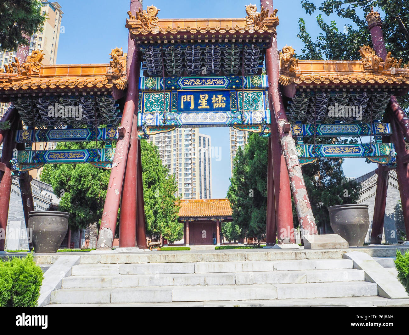 Cinese tradizionale archway nel Tempio di Confucio di Tianjin, Cina Foto Stock