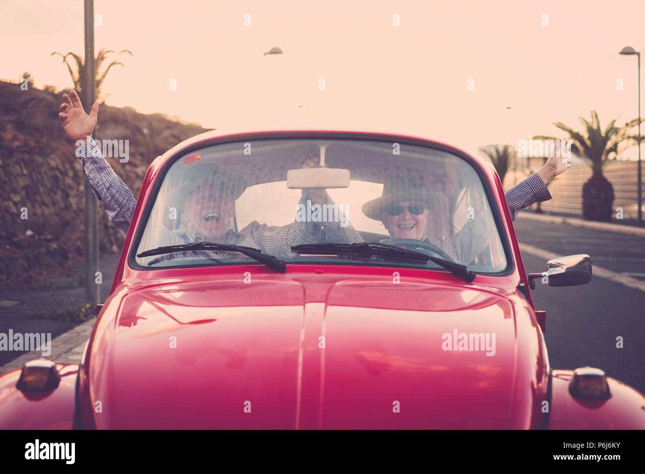 Senior adulto giovane crazy drive senza mani in divertenti attività per il tempo libero. viaggio concetto felice per uno stile di vita in pensione e matura in amore. gridare e laug Foto Stock