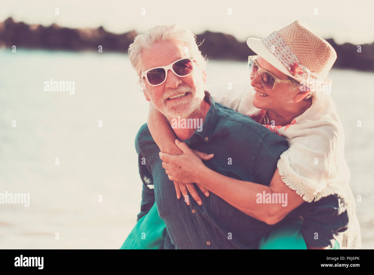 La felicità giovane caucasian persone godono e sorridere all'esterno le attività per il tempo libero durante le vacanze estive. amare per sempre insieme e laughi per un maschio Foto Stock