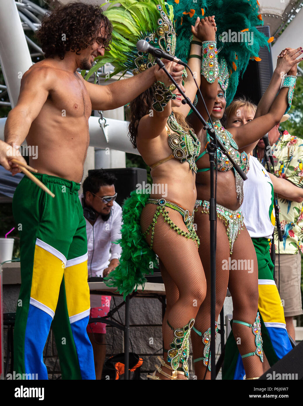 Juan Pablo Blanco e altri da NC brasiliano Progetto Arti un inchino alla fine del loro agire all'Hola Festival, in Asheville, NC, Stati Uniti d'America Foto Stock