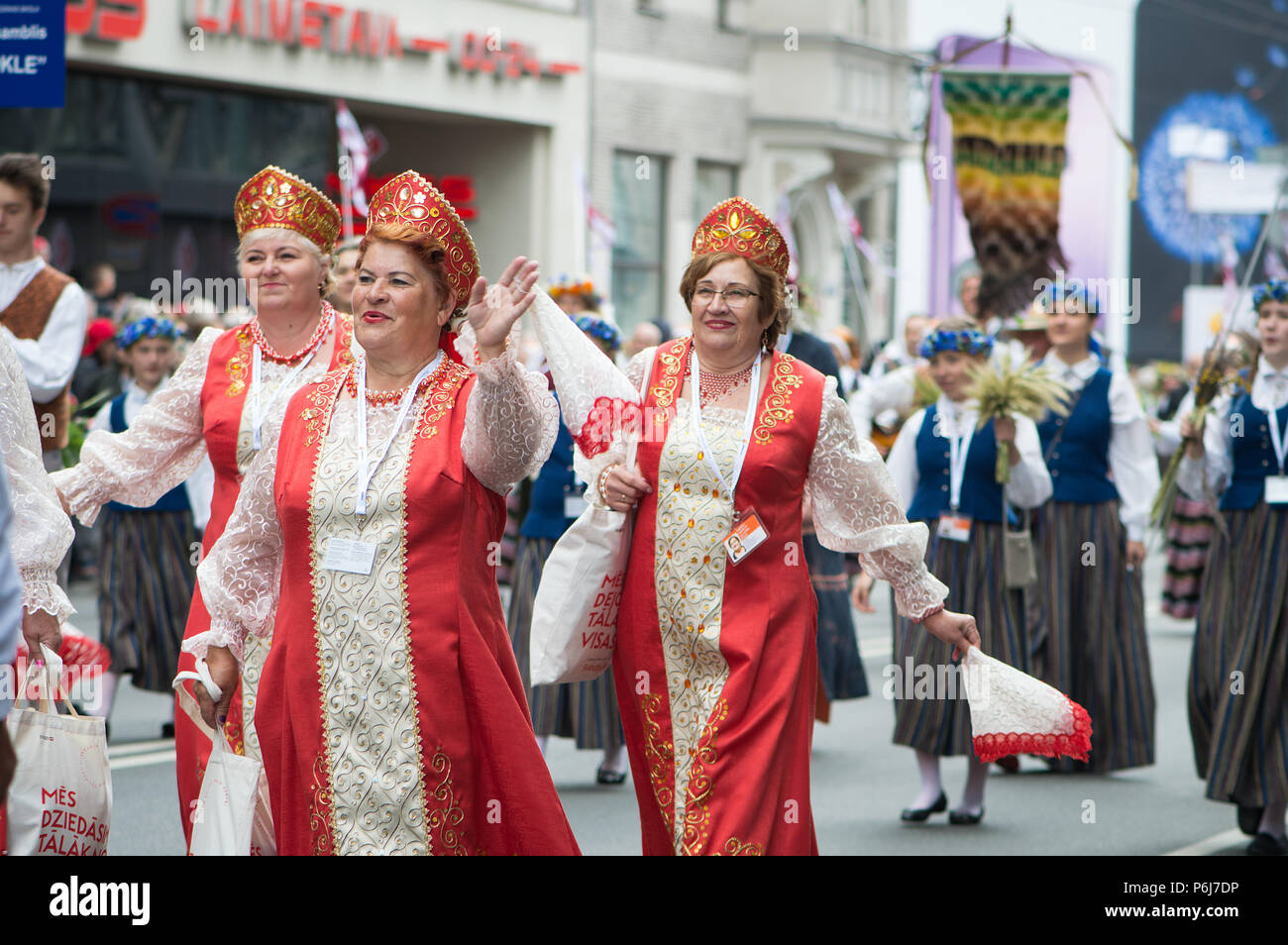 RIGA, Lettonia, 1 luglio 2018: Festival nazionale di canti e danze folcloristiche, festoso corteo di apertura nella capitale con tutti i partecipanti Foto Stock