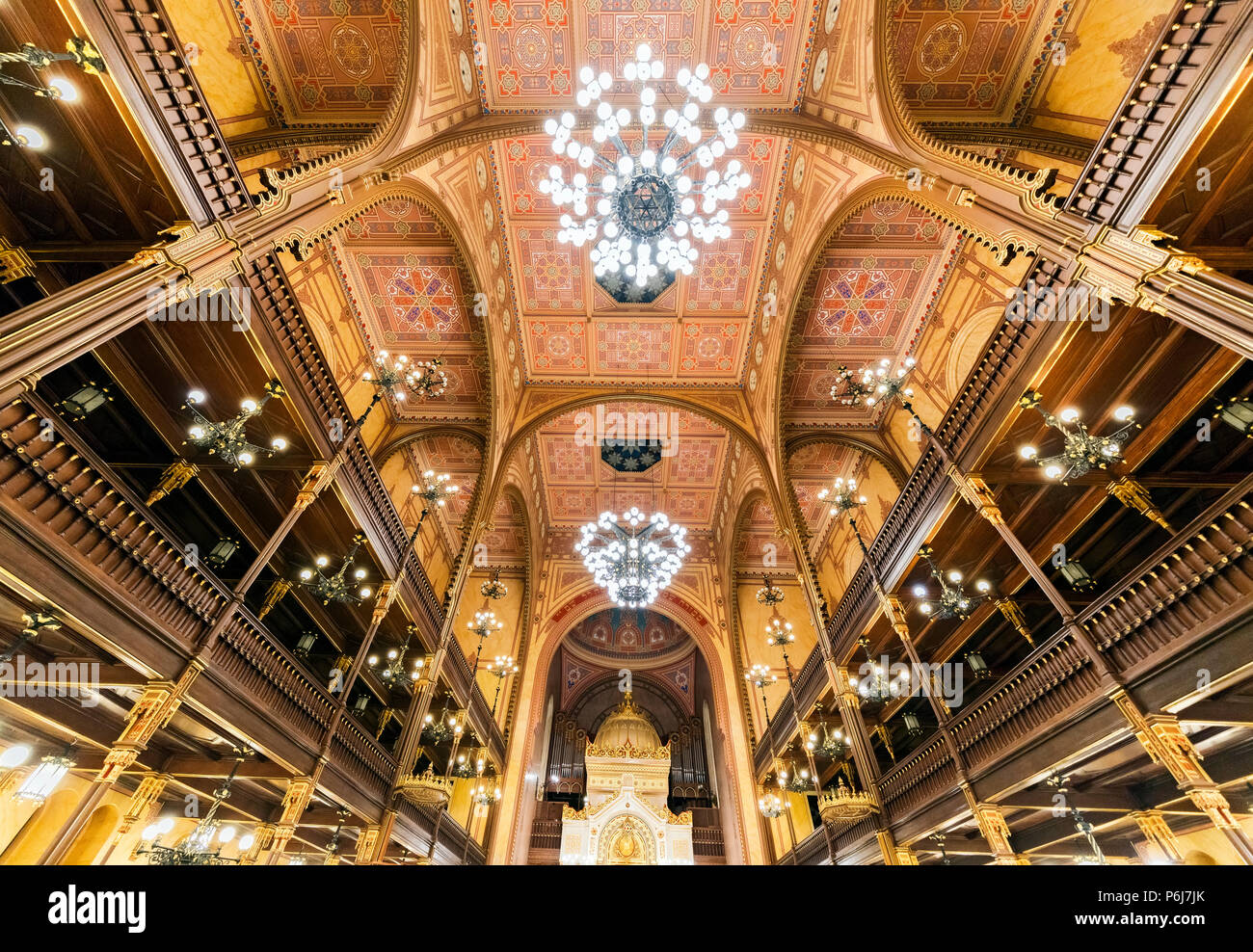 Interni nel alla Sinagoga di via Dohany (grande sinagoga), sinagoga più grande in Europa e la seconda più grande al mondo. Foto Stock