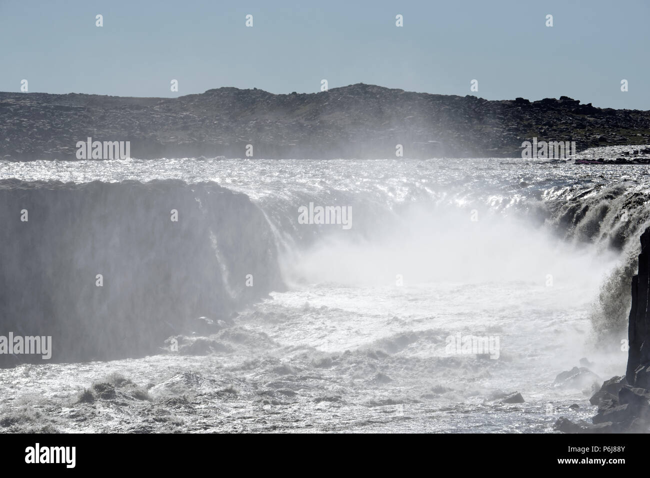 Dettifoss Europa s più grande cascata Jokulsa su un fiume Fjollum Islanda Regioni polari.i turisti sul sentiero di Dettifoss cascata in Vatnajokull National Foto Stock