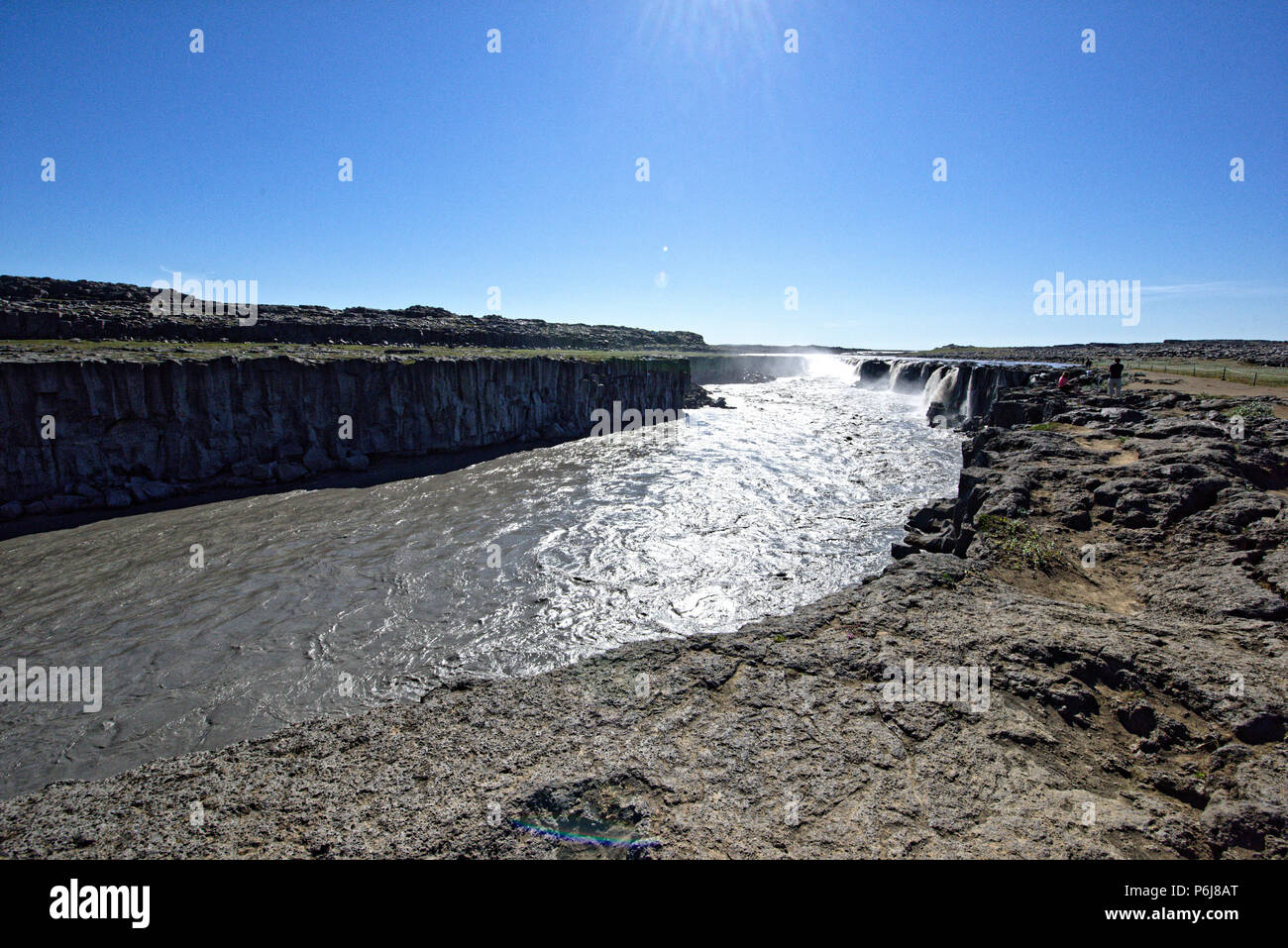 Dettifoss Europa s più grande cascata Jokulsa su un fiume Fjollum Islanda Regioni polari.i turisti sul sentiero di Dettifoss cascata in Vatnajokull National Foto Stock