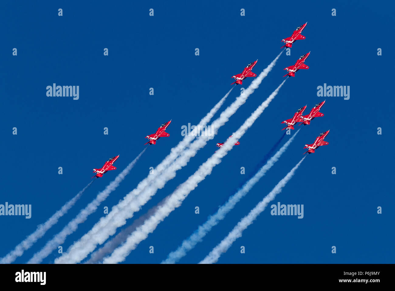 Llandudno, Wales, Regno Unito. La RAF Aerobatic Team, le frecce rosse, eseguire la loro visualizzazione in Llandudno Bay durante le Forze Armate giorno a Llandudno, Wales, Regno Unito. Il 30 giugno 2018. Foto Stock