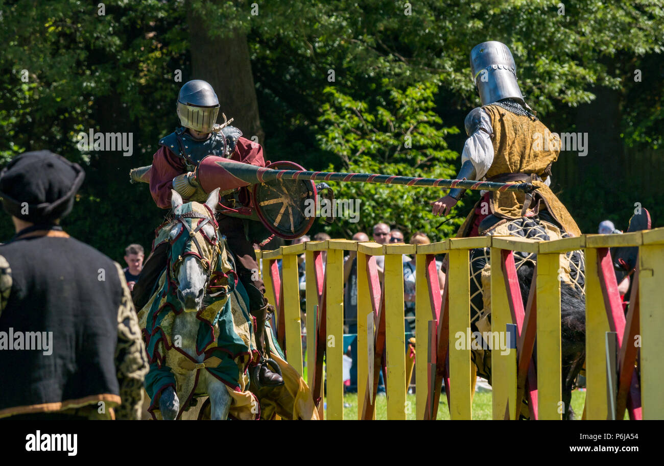 Giostre e fiera medievale al Palazzo di Linlithgow, Linlithgow, Scozia, Regno Unito, 30 giugno 2018. Ambiente storico la Scozia inaugura il suo programma di intrattenimento estivo con una favolosa esposizione di giostre medievali nei terreni del castello storico. Il jouting è eseguito dal team di stunt equini Les Amis D'Onno. Cavalieri gioost con lancces Foto Stock