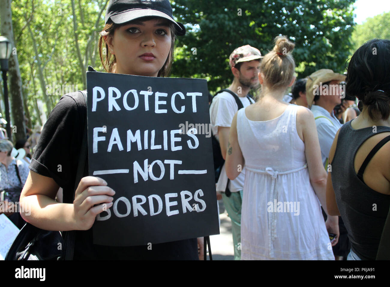 New York, New York, Stati Uniti d'America. Il 30 giugno, 2018. La separazione familiare contestatori marzo attraverso il Ponte di Brooklyn e la fine in Cadman plaza park. I manifestanti tenere segni e protestare contro C.E.I. e Trump amministrazione sulla separazione di .bambini provenienti da famiglie. Credito: Bruce Cotler/Globe foto/ZUMA filo/Alamy Live News Foto Stock