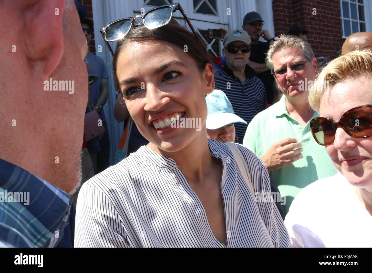 New York, NY, STATI UNITI D'AMERICA. 30th. Jun, 2018. Alessandria Ocasio-Cortez, democratico vincitore primario che sconfisse il potente US Congressman Joe Crowley (D-NY) in New York democratica sul primario 26th. Giugno, 2018 era una folla popolare al #FamiliesBelongTogether rally e da marzo a fine la separazione familiare NYC Rally e Marzo in uno di più simile #FamiliesBelongTogether protestare contro gli eventi che si svolgono attraverso gli Stati Uniti in questo fine settimana, 30th. Giugno, 2018. Questo Queens, a New York il marzo e il rally, ha avuto luogo nella maggior parte etnicamente diversi quartieri della città di Jackson Heights e ha richiamato centinaia di appassionati Foto Stock