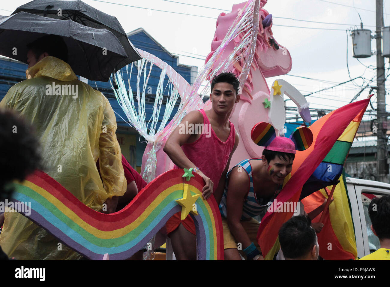 Manila, Filippine. Il 30 giugno, 2018. Sebastian Castro un filippino Celebrity visto che celebra l'Orgoglio marzo.migliaia si sono riuniti intorno al Marikina Sports Center a Manila, Filippine per il grande orgoglio di marzo e Festival 2018. La metropolitana di Manila orgoglio mira a fornire una sicura, informato di intersezione, educativo e potenziando gli spazi per i gay filippini. Credito: Patrick Torres/SOPA Immagini/ZUMA filo/Alamy Live News Foto Stock