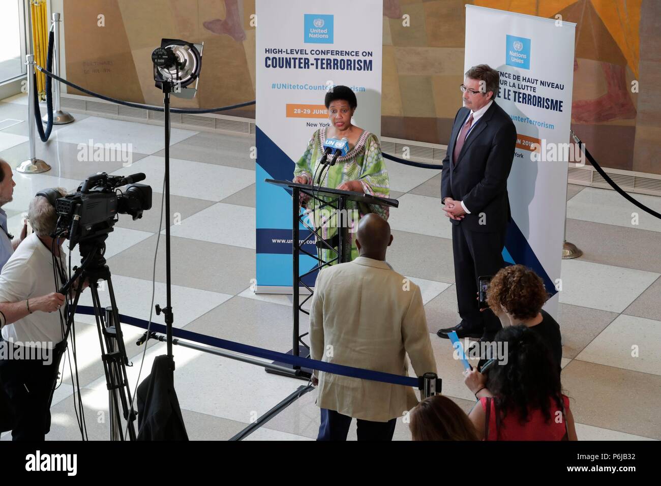 Nazioni Unite, New York, Stati Uniti d'America, 29 Giugno 2018 - Phumzile Mlambo-Ngcuka, Direttore esecutivo delle donne delle Nazioni Unite, insieme ad Alessandro Avanessov, UNDP consulente speciale per la prevenzione di estremismo violento Pressione breve sul continuo antiterrorismo delle Nazioni Unite oggi conferenza presso la sede delle Nazioni Unite a New York City. Foto: Luiz Rampelotto/EuropaNewswire | Utilizzo di tutto il mondo Foto Stock