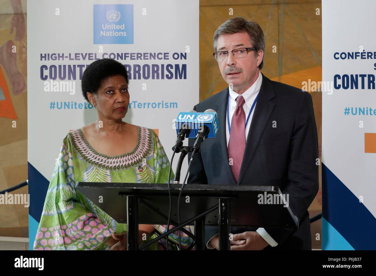 Nazioni Unite, New York, Stati Uniti d'America, 29 Giugno 2018 - Phumzile Mlambo-Ngcuka, Direttore esecutivo delle donne delle Nazioni Unite, insieme ad Alessandro Avanessov, UNDP consulente speciale per la prevenzione di estremismo violento Pressione breve sul continuo antiterrorismo delle Nazioni Unite oggi conferenza presso la sede delle Nazioni Unite a New York City. Foto: Luiz Rampelotto/EuropaNewswire | Utilizzo di tutto il mondo Foto Stock