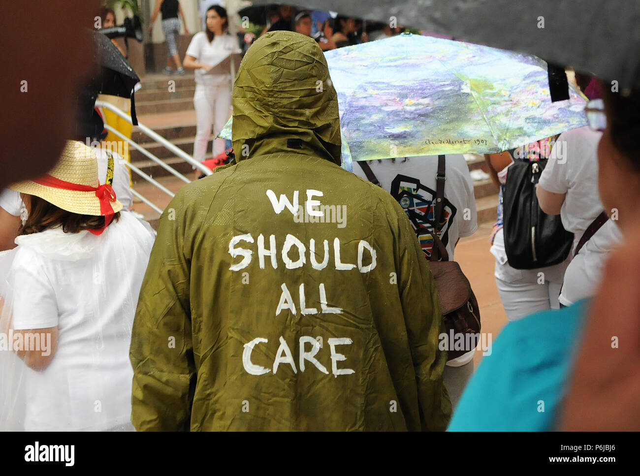 Orlando, Florida, Stati Uniti d'America. 30 GIU, 2018. Le persone si radunano sotto la pioggia per protestare contro la separazione delle famiglie migranti il 30 giugno 2018 di fronte al Municipio di Orlando, in Florida. Le proteste sono state programmate oggi in oltre 750 città attraverso gli Stati Uniti. (Paul Hennessy/Alamy Live News) Credito: Paul Hennessy/Alamy Live News Foto Stock