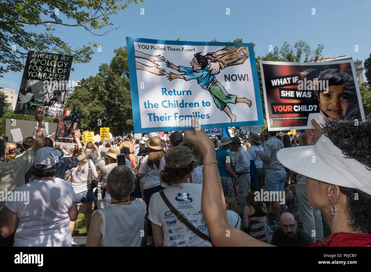 Washington, DC, Stati Uniti d'America. Il 30 giugno, 2018. Alcune decine di migliaia di partecipanti in famiglie appartengono insieme al rally in Lafayette Park davanti alla Casa Bianca, protestando Trump dell amministrazione di denigrazione di immigrati e la politica di tolleranza zero della automaticamente criminalizzando gli immigrati clandestini, compresi coloro che sono in cerca di asilo, che ha incluso la rimozione di bambini con i loro genitori alla frontiera messicana. A marzo per il Dipartimento di Giustizia ha seguito il rally. Credito: Bob Korn/Alamy Live News Foto Stock