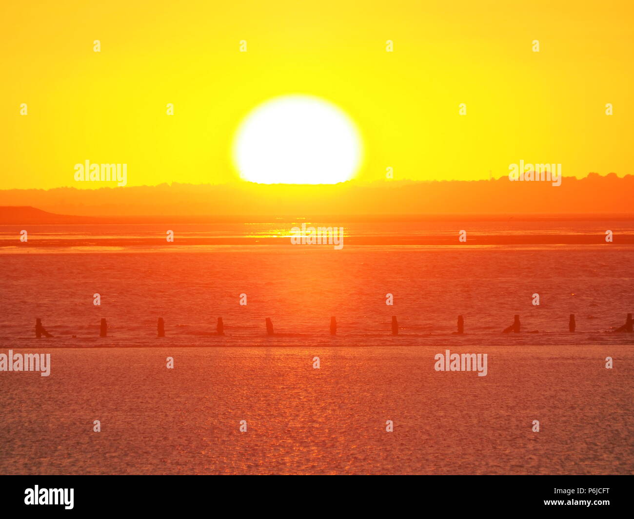 Sheerness, Kent, Regno Unito. Il 30 giugno, 2018. Regno Unito Meteo: il tramonto a Sheerness, Kent. Credito: James Bell/Alamy Live News Foto Stock