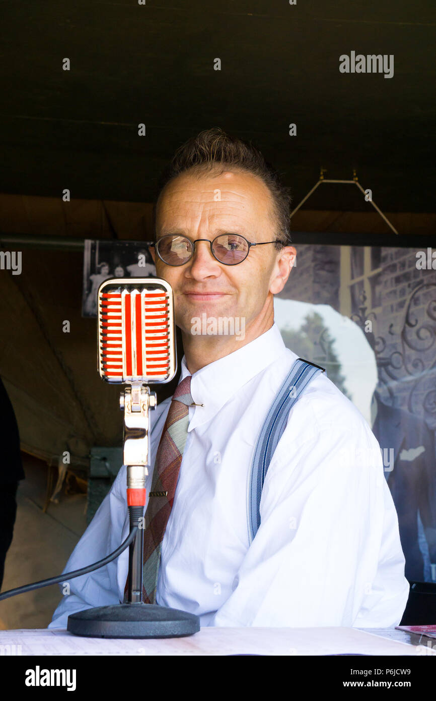 Kidderminster, Regno Unito. Il 30 giugno, 2018. Un viaggio a ritroso nel tempo comincia in Severn Valley Railway come tutti coinvolti ruotare l'orologio indietro al 1940s. Gli ospiti e il personale estrarre tutte le fermate per garantire un realistico il tempo di guerra la Gran Bretagna è vissuta da tutti su questo patrimonio della linea ferroviaria. Credito: Lee Hudson/Alamy Live News Foto Stock