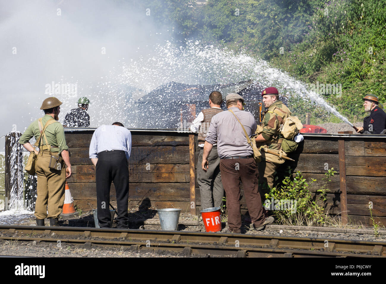 Kidderminster, Regno Unito. Il 30 giugno, 2018. Un viaggio a ritroso nel tempo comincia in Severn Valley Railway come tutti coinvolti ruotare l'orologio indietro al 1940s. Gli ospiti e il personale estrarre tutte le fermate per garantire un realistico il tempo di guerra la Gran Bretagna è vissuta da tutti su questo patrimonio della linea ferroviaria. Credito: Lee Hudson/Alamy Live News Foto Stock