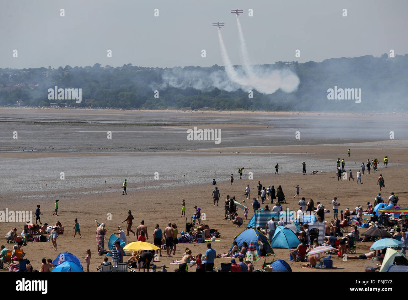 Swansea, Regno Unito. 30 GIU, 2018. Regno Unito Meteo. Un altro giorno caldo in Galles come linea di folle la spiaggia nella baia di Swansea per guardare il Galles Airshow 2018 nella Baia di Swansea e Galles del Sud Sabato 30 Giugno 2018. pic da Andrew Orchard/Alamy Live News Foto Stock