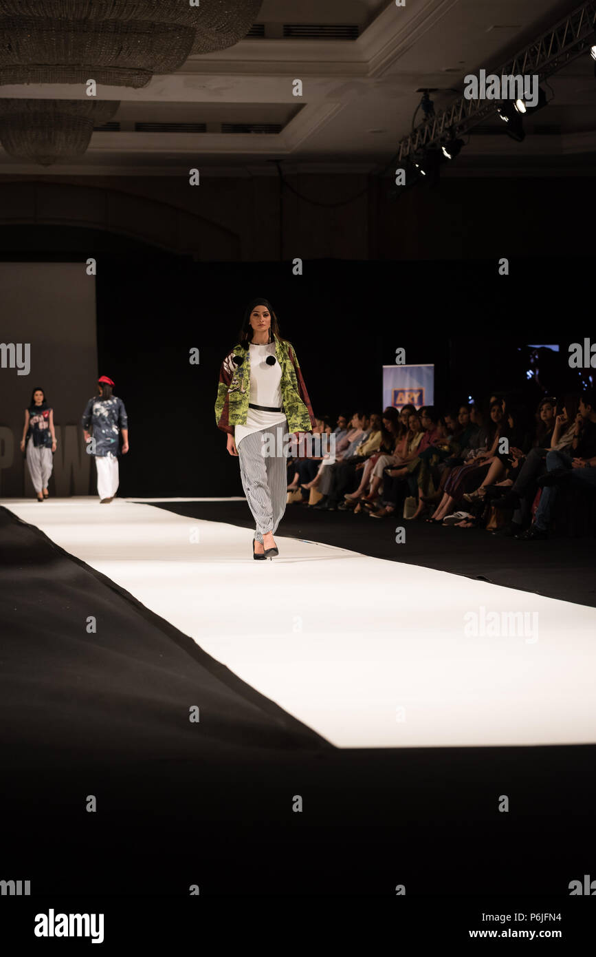 Londra, UK, 30 giugno 2018. L'apertura ufficiale passerella del Pakistan della settimana della moda. I progettisti presentando incluso Chirawan Lewis, Maheen Khan, Aisha Imran, Faika Karim, Bushra Wahid, Sadaf Amir, Komal Nasir, Laeeq Akber, Shazia KItani e Uzma Babar. Foto Stock