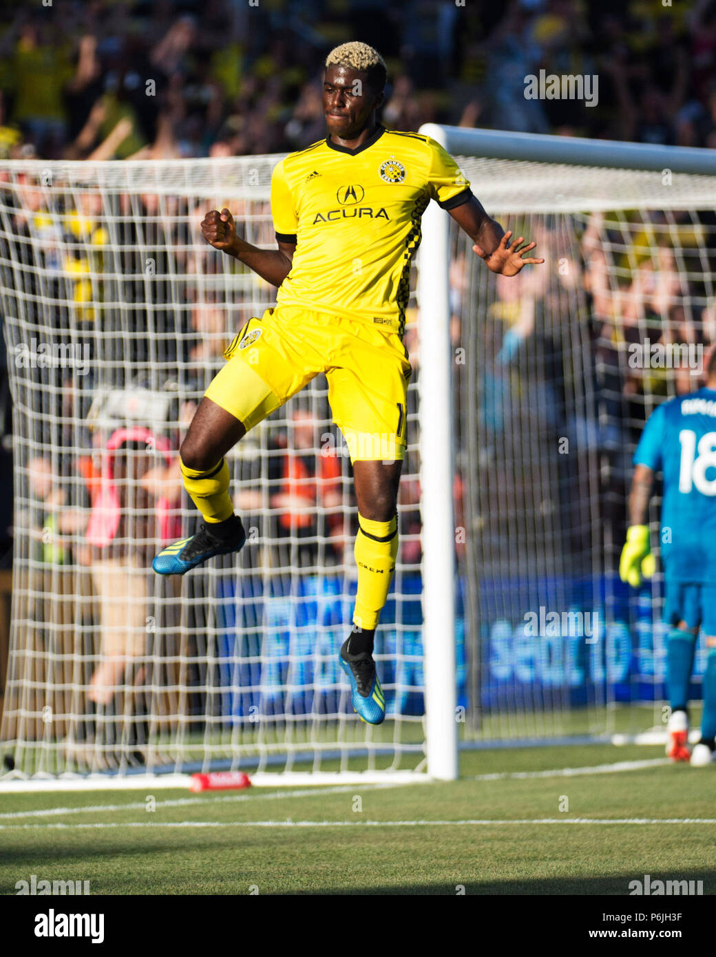 Columbus, Stati Uniti. 30 Giu 2018. Columbus Crew SC Forward Gyasi Zardes (11) celebra il suo obiettivo di punizione contro Real Salt Lake nella loro partita a Columbus, OH, USA. Brent Clark/Alamy Live News Foto Stock