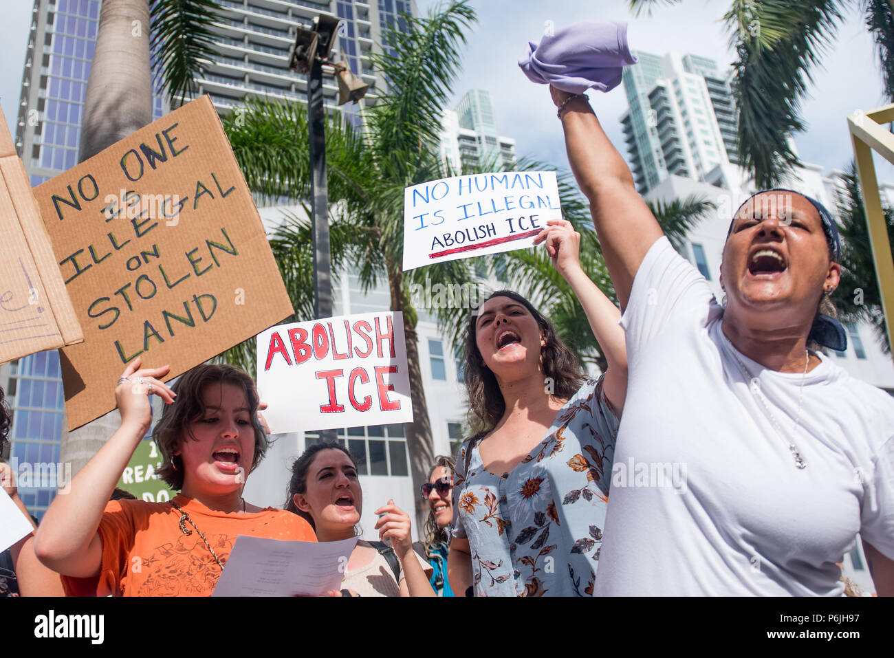 Miami, Florida, Stati Uniti d'America. Il 30 giugno, 2018. Gli attivisti partecipare a tenere insieme le famiglie marzo per protestare Trump dell Amministrazione di politica in materia di immigrazione in downtown Miami Credito: Orit Ben-Ezzer/ZUMA filo/Alamy Live News Foto Stock