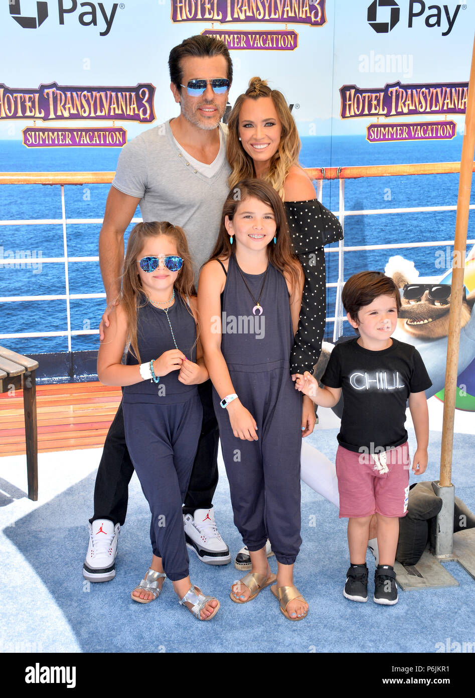 Los Angeles, Stati Uniti d'America. 30 GIU, 2018. Teddi Mellencamp, Edwin Arroyave & famiglia al mondo premiere per 'Hotel Transilvania 3: Estate VACANZA' al Regency Village Theatre Immagine: Sarah Stewart Credito: Sarah Stewart/Alamy Live News Foto Stock