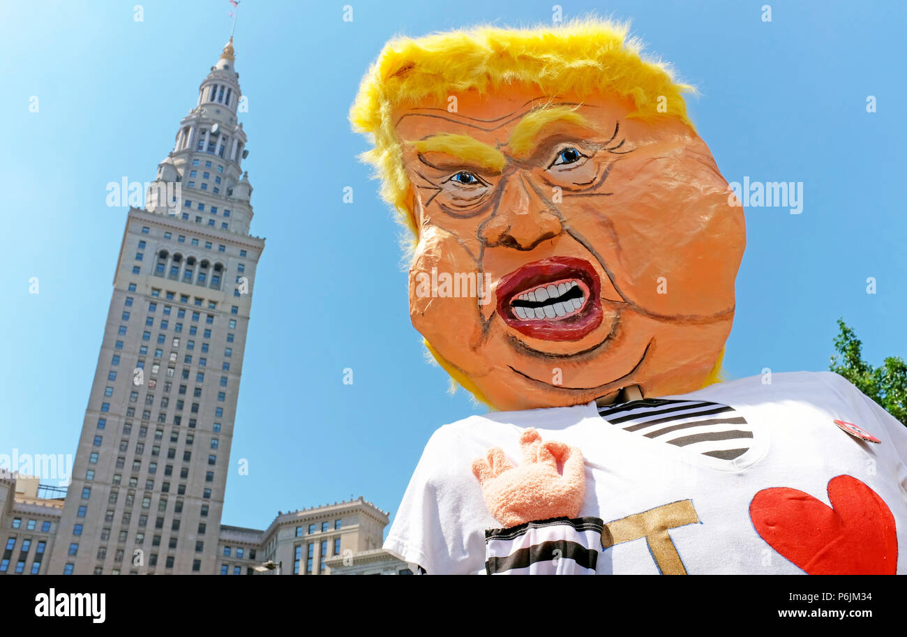 Cleveland, USA. Il 30 giugno, 2018. L effige del Presidente Trump presso la piazza pubblica rally Trump opposte politiche di amministrazione di separare i figli dai genitori alla frontiera è tenuto alta con la mitica Torre di Cleveland City Centre in background. . Credito: Mark Kanning/Alamy Live News Foto Stock