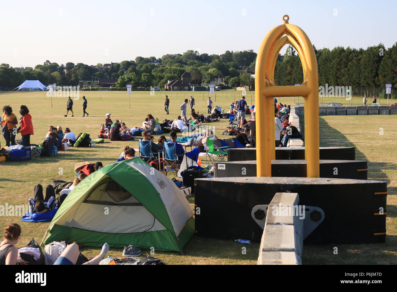 Londra REGNO UNITO. Il 1 luglio 2018. Gli appassionati di tennis di accodamento di inizio precoce con attrezzatura da campeggio e coperte per i biglietti che sperano di entrare nello show giudici di Wimbledon Tennis campionati che inizia lunedì 2 luglio Credito: amer ghazzal/Alamy Live News Foto Stock