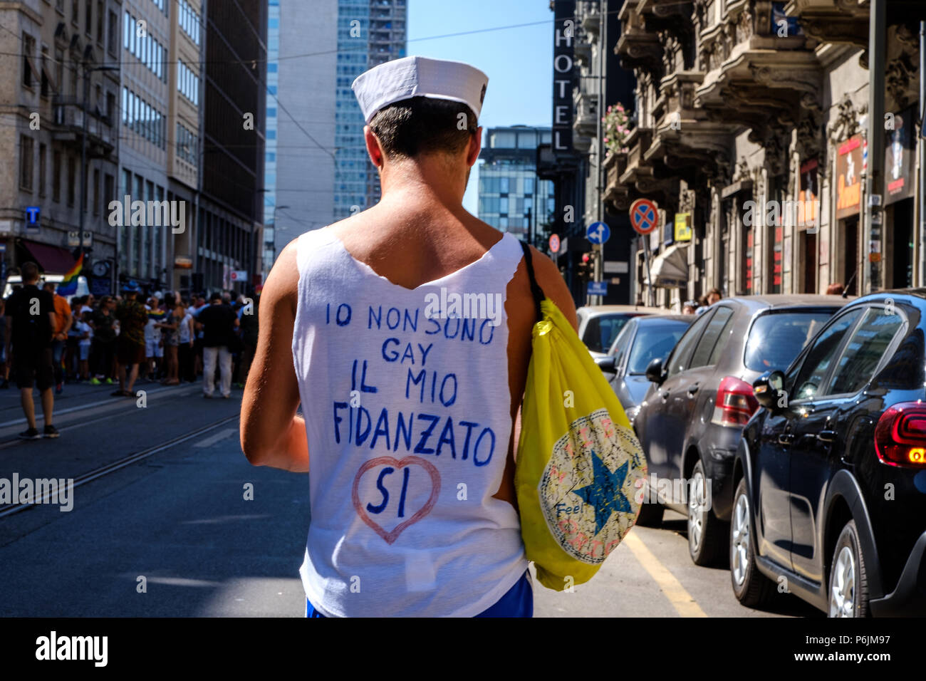 Milano, Italia. 30 GIU, 2018. Uomo che indossa una camicia con ironico messaggio in favore degli omosessuali. Milano Gay Pride 2018. Milano, Italia. Giugno 30, 2018. Credito: Gentian Polovina/Alamy Live News Foto Stock