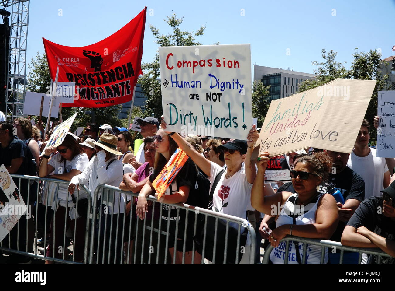 30 giugno 2018 Los Angeles, California Families Belong Together: Freedom for Immigration March, questo evento faceva parte di una serie di proteste a livello nazionale contro la politica dell'amministrazione Trump di separare le famiglie al confine tra Stati Uniti e Messico. Migliaia di persone si sono riunite nel centro di Los Angeles per esprimere la loro opposizione a questa politica e per chiedere la riunificazione di famiglie separate Foto Stock