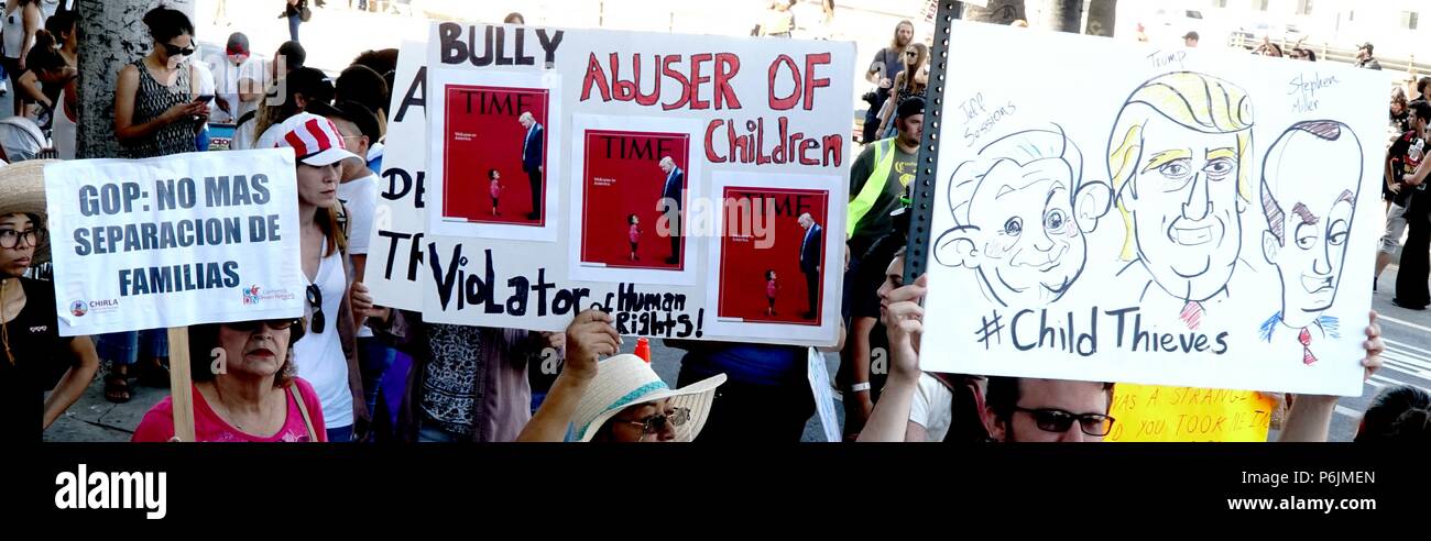 30 giugno 2018 Los Angeles, California Families Belong Together: Freedom for Immigration March, questo evento faceva parte di una serie di proteste a livello nazionale contro la politica dell'amministrazione Trump di separare le famiglie al confine tra Stati Uniti e Messico. Migliaia di persone si sono riunite nel centro di Los Angeles per esprimere la loro opposizione a questa politica e per chiedere la riunificazione di famiglie separate Foto Stock