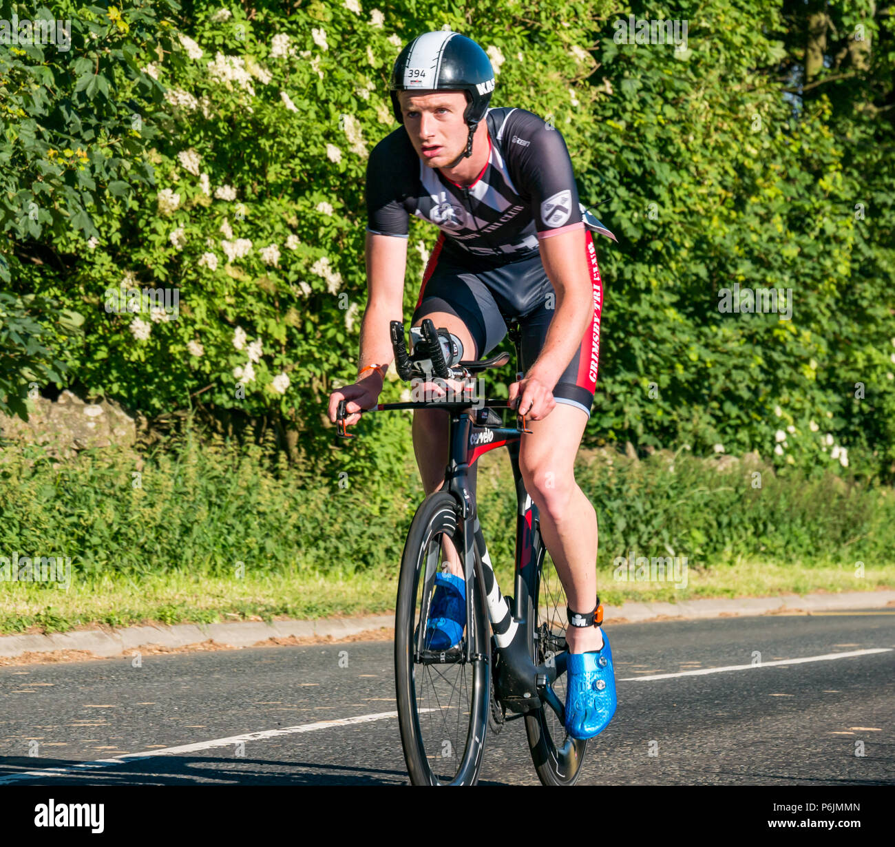 Byres Hill, East Lothian, Scozia, Regno Unito, 1 luglio 2018. Edinburgh IRONMAN 70.3, Byres Hill, East Lothian, Scozia, Regno Unito, 1 luglio 2018. Ciclismo parte dell'evento sportivo endurance. I concorrenti si lanciano in bicicletta in salita passando da Byres Hill su un percorso ciclistico di 56 km dopo aver completato la nuotata prima di una corsa di 26.1 km come parte dell'evento Triathlon Foto Stock