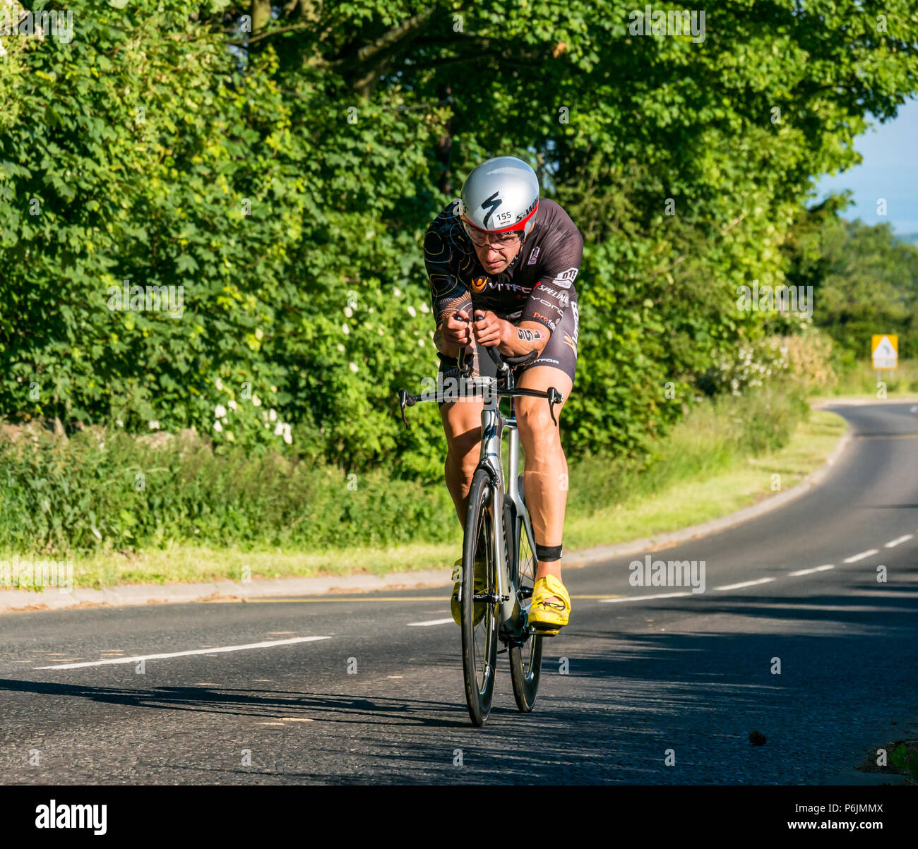 Byres Hill, East Lothian, Scozia, Regno Unito, 1 luglio 2018. Edinburgh IRONMAN 70.3, Byres Hill, East Lothian, Scozia, Regno Unito, 1 luglio 2018. Ciclismo parte dell'evento sportivo endurance. I concorrenti si lanciano in bicicletta in salita passando da Byres Hill su un percorso ciclistico di 56 km dopo aver completato la nuotata prima di una corsa di 26.1 km come parte dell'evento Triathlon Foto Stock