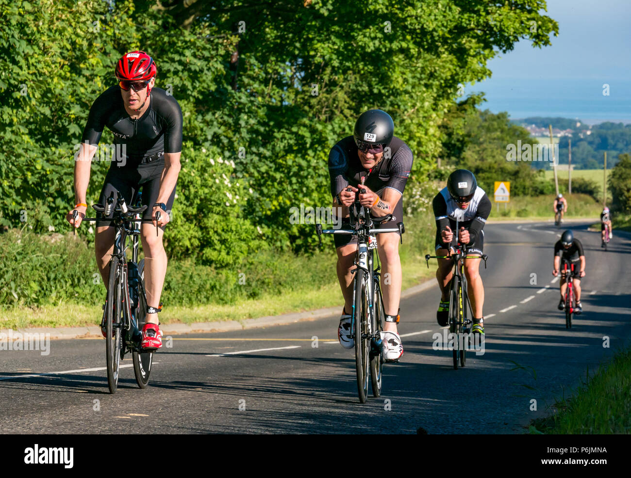 Byres Hill, East Lothian, Scozia, Regno Unito, 1 luglio 2018. Edinburgh IRONMAN 70.3, Byres Hill, East Lothian, Scozia, Regno Unito, 1 luglio 2018. Ciclismo parte dell'evento sportivo endurance. I concorrenti si lanciano in bicicletta in salita passando da Byres Hill su un percorso ciclistico di 56 km dopo aver completato la nuotata prima di una corsa di 26.1 km come parte dell'evento Triathlon Foto Stock