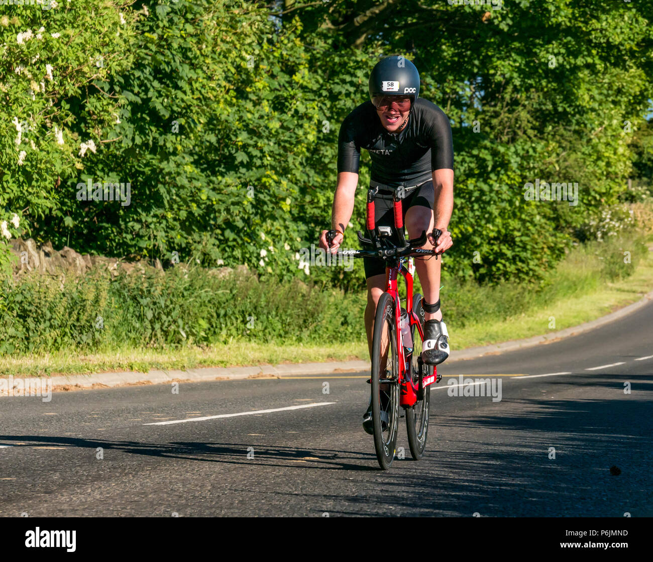 Byres Hill, East Lothian, Scozia, Regno Unito, 1 luglio 2018. Edinburgh IRONMAN 70.3, Byres Hill, East Lothian, Scozia, Regno Unito, 1 luglio 2018. Ciclismo parte dell'evento sportivo endurance. I concorrenti si lanciano in bicicletta in salita passando da Byres Hill su un percorso ciclistico di 56 km dopo aver completato la nuotata prima di una corsa di 26.1 km come parte dell'evento Triathlon Foto Stock