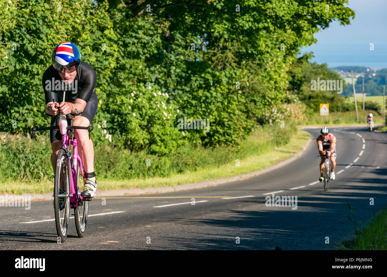 Byres Hill, East Lothian, Scozia, Regno Unito, 1 luglio 2018. Edinburgh IRONMAN 70.3, Byres Hill, East Lothian, Scozia, Regno Unito, 1 luglio 2018. Ciclismo parte dell'evento sportivo endurance. I concorrenti si lanciano in bicicletta in salita passando da Byres Hill su un percorso ciclistico di 56 km dopo aver completato la nuotata prima di una corsa di 26.1 km come parte dell'evento Triathlon Foto Stock