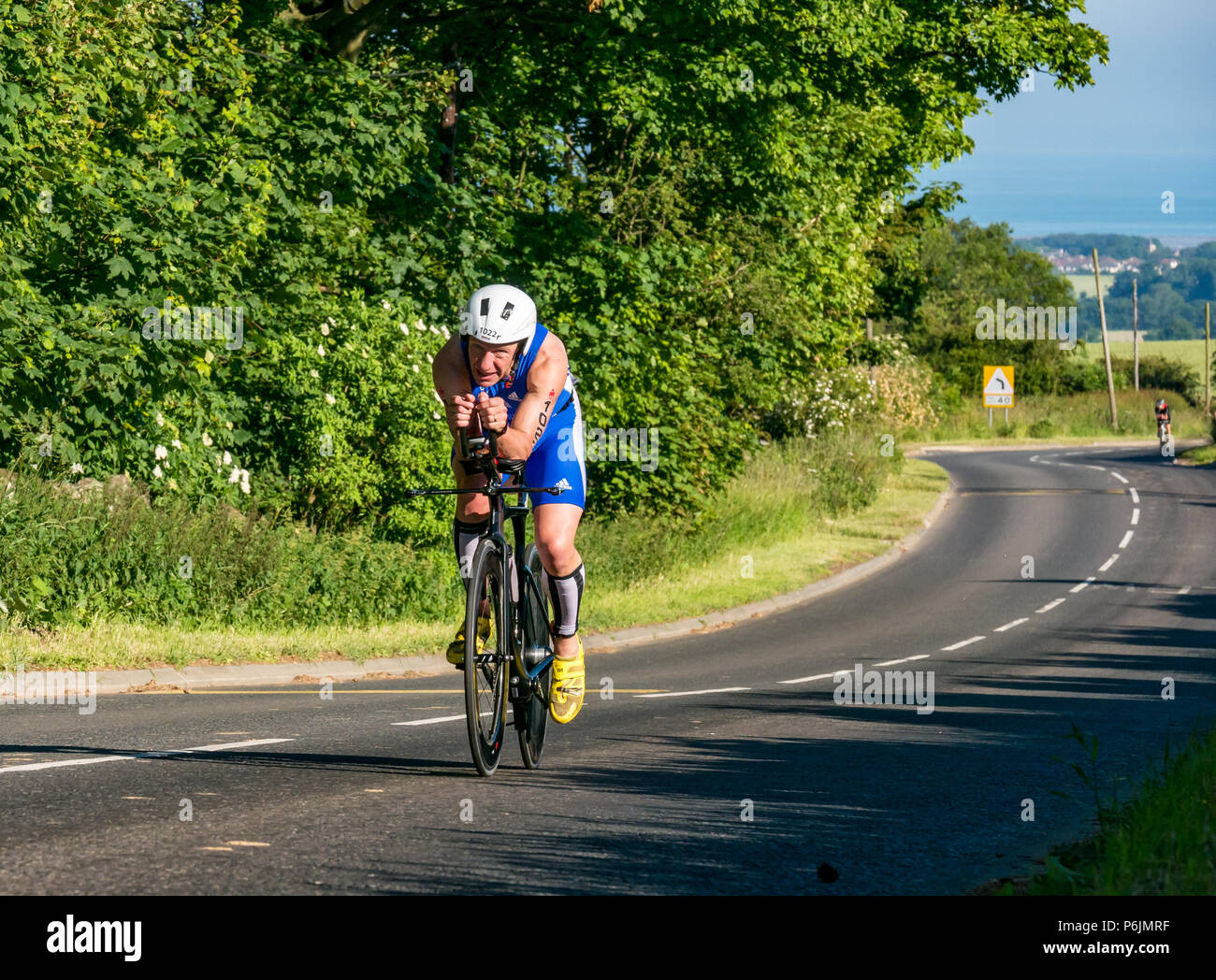 Byres Hill, East Lothian, Scozia, Regno Unito, 1 luglio 2018. Edinburgh IRONMAN 70.3, Byres Hill, East Lothian, Scozia, Regno Unito, 1 luglio 2018. Ciclismo parte dell'evento sportivo endurance. I concorrenti si lanciano in bicicletta in salita passando da Byres Hill su un percorso ciclistico di 56 km dopo aver completato la nuotata prima di una corsa di 26.1 km come parte dell'evento Triathlon Foto Stock