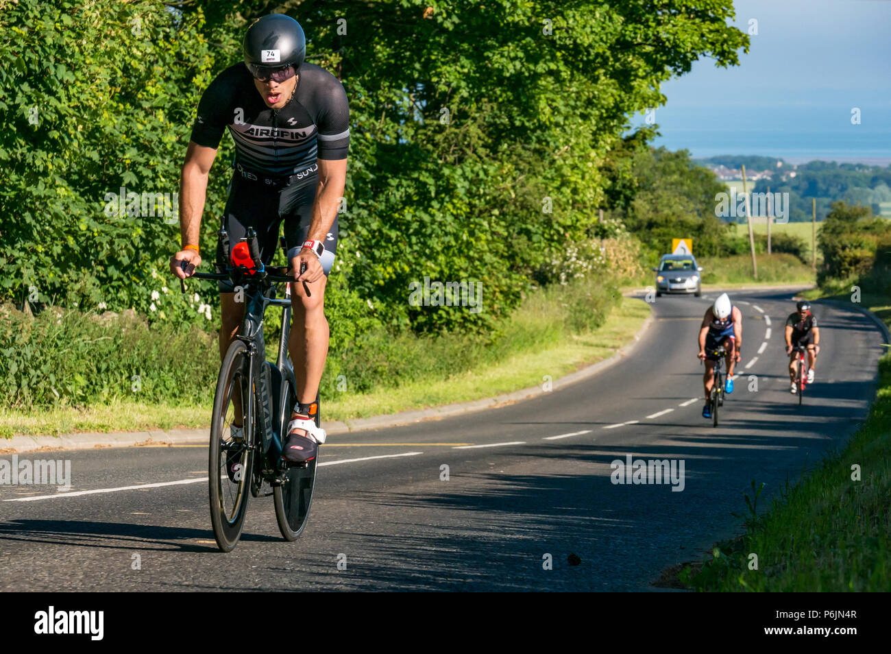 Byres Hill, East Lothian, Scozia, Regno Unito, 1 luglio 2018. Edinburgh IRONMAN 70.3, Byres Hill, East Lothian, Scozia, Regno Unito, 1 luglio 2018. Ciclismo parte dell'evento sportivo endurance. I concorrenti si sfidano in bicicletta in salita passando da Byres Hill su un percorso ciclistico di 56 km Foto Stock